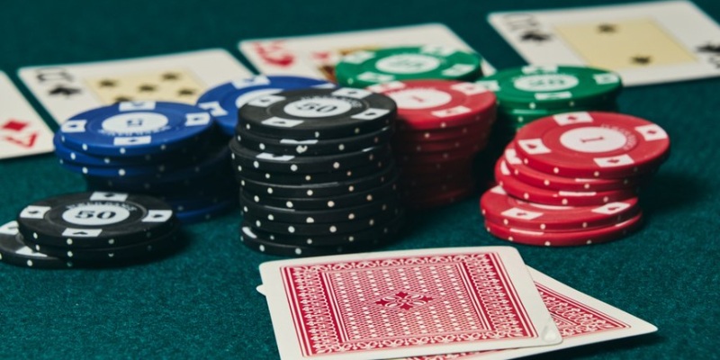 Thuật ngữ Bluff trong Poker định định nghĩa là gì?